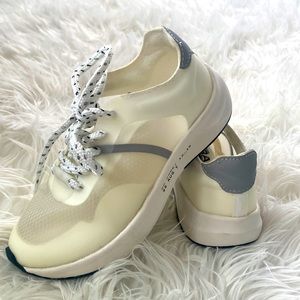 Zara off white very light sneakers excellent condition